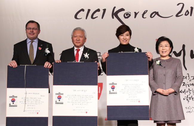 Winners of the 2017 Korea Image Award ceremony, an event annually organized by the Corea Image Communications Institute, pose at the InterContinental Seoul Coex on Wednesday. (Corea Image Communications Institute)