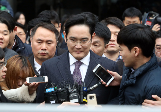 Samsung Electronics Vice Chairman Lee Jae-yong is surrounded by reporters as he leaves a local court in Seoul on Wednesday. (Chung Hee-cho/The Korea Herald)