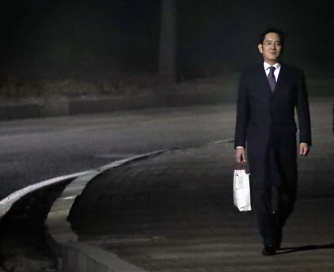 Lee Jae-yong leaves Seoul Detention House in Uiwang, Gyeonggi Province, early morning on Jan. 19.