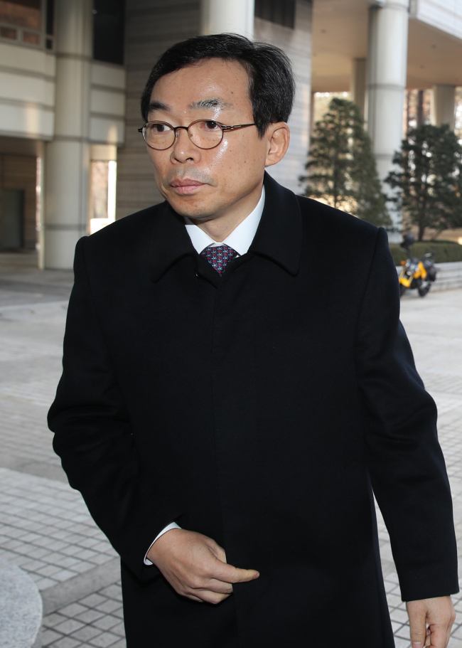 Vice Chairman Lee Seung-cheol of the Federation of Korean Industries enters a courtroom in Seoul to testify as a witness at Choi Soon-sil's trial, Jan. 19, 2017. (Yonhap)