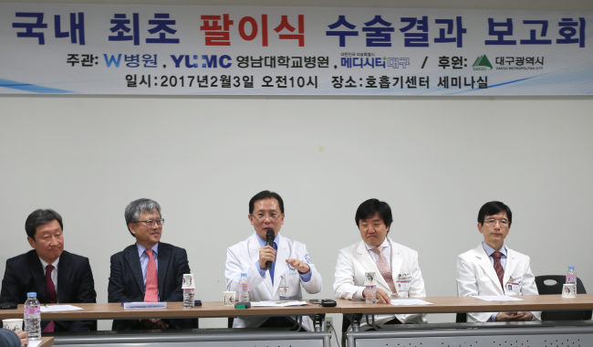 W Hospital chief Woo Sang-hyun speaks at a press conference held in Yeungnam University Medical Center (Yonhap)