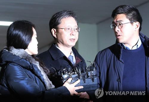 Woo Byung-woo (C), former senior presidential secretary for civil affairs, speaks to reporters after arriving at the special prosecutors' office in southern Seoul on Feb. 18, 2017. Woo is accused of abuse of authority and embezzlement. (Yonhap)