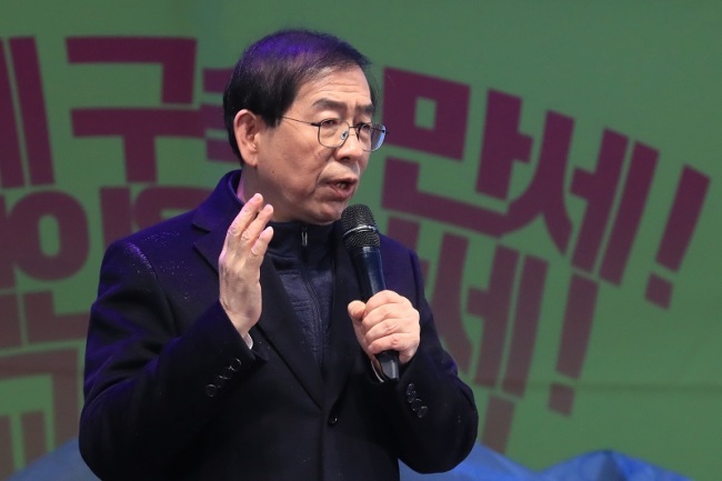 Seoul Mayor Park Won-soon on Wednesday speaks at a rally urging for the ouster of President Park Geun-hye. (Yonhap)