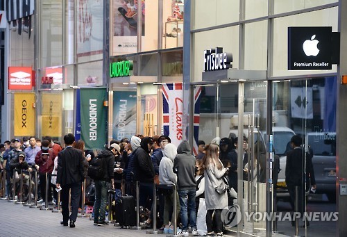 This file photo, taken Oct. 21, 2016, shows a long line of people in downtown Seoul waiting to buy the latest iPhone from the United States' Apple Inc. (Yonhap)