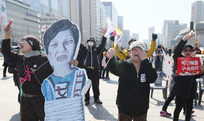 [대통령 탄핵] '기뻐서 눈물이...' 10일 오전 서울 광화문 광장에서 시민들이 헌법재판소의 박근혜 대통령 파면 결정에 환호하고 있다. (연합)