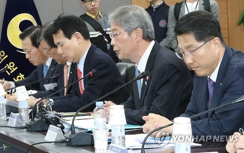 Yim Jong-yong (2nd from R), chairman of the Financial Services Commission (FSC), speaks during a meeting with senior officials from related agencies in Seoul, on March 12, 2017. (Yonhap)