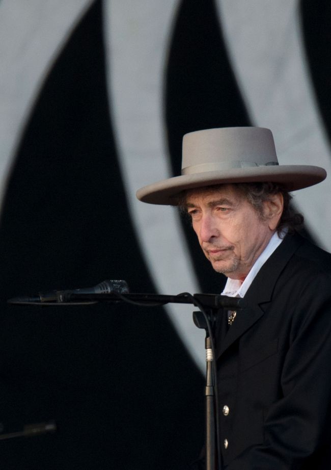 This file photo taken on June 30, 2012 shows US musician Bob Dylan performing during the second day of the Hop Farm music festival in Paddock Wood, Kent. (AFP-Yonhap)