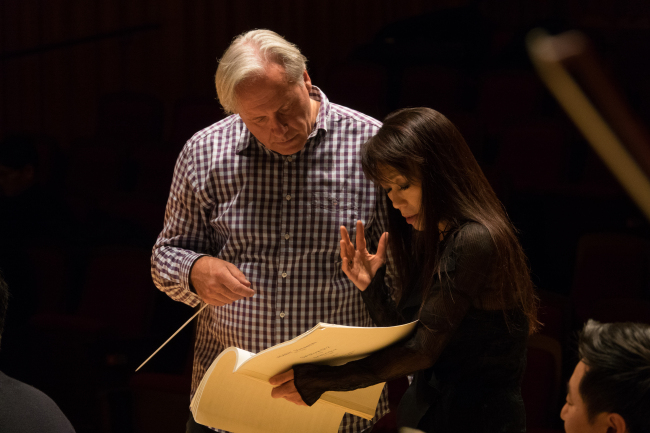 Unsuk Chin consults with Markus Stenz, Seoul Philharmonic Orchestra’s conductor-in-residence. (SPO)