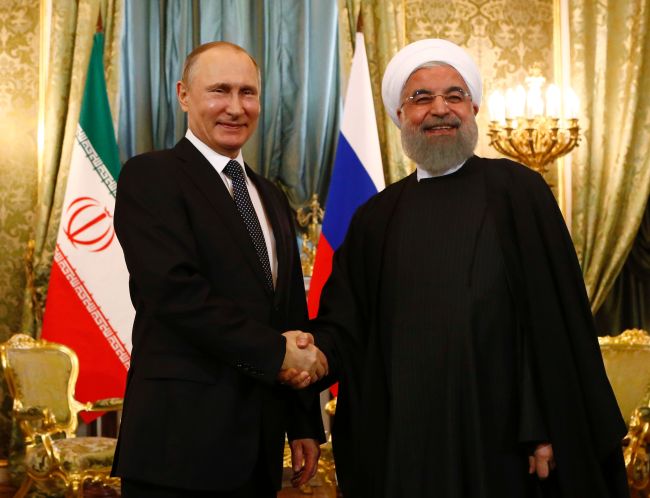 Russian President Vladimir Putin (left) shakes hands with his Iranian counterpart Hassan Rouhani during their meeting at the Kremlin in Moscow on March 28, 2017. (AFP-Yonhap)