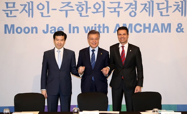 Moon Jae-in (center), the presidential candidate of the Democratic Party of Korea, poses with James Kim (left), CEO of GM Korea and chairman of the American Chamber of Commerce in Korea, and Dimitris Psillakis, CEO of Mercedes-Benz Korea and chairman of the European Chamber of Commerce in Korea in Conrad Hotel in Seoul, Wednesday. (Yonhap)