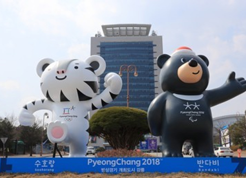 Soohorang (left) and Bandabi, the official mascots of the 2018 PyeongChang Winter Olympics and Winter Paralympics, stand before Gangneung City Hall in Gangneung, Gangwon Province, on March 28, 2017. (Yonhap)