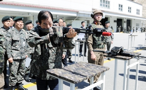 Defense Minister Han Min-koo tests the multiple integrated laser engagement system at the Korea Combat Training Center in Gangwon Province on April 19. 2017. (Yonhap)