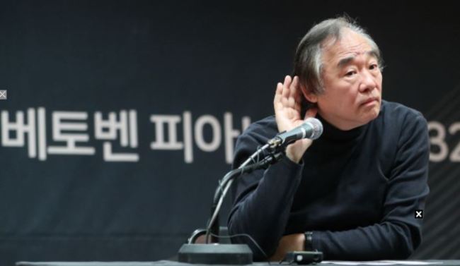 Pianist Paik Kun-woo listens to question from a reporter at a press conference in Seoul on Tuesday. (Yonhap)