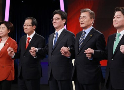 Presidential candidates hold hands before their second TV debate, hosted by KBS, on April 19, 2017. From left are Sim Sang-jeung, Hong Joon-pyo, Yoo Seong-min, Moon Jae-in and Ahn Cheol-soo. (Yonhap)