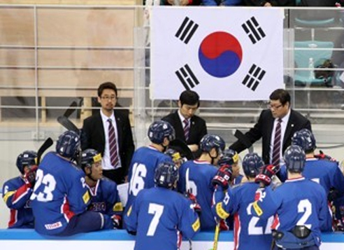 South Korean men's hockey players listen to their coaches during a friendly game against Russia at Gangneung Hockey Centre in Gangneung, Gangwon Province. (Yonhap)