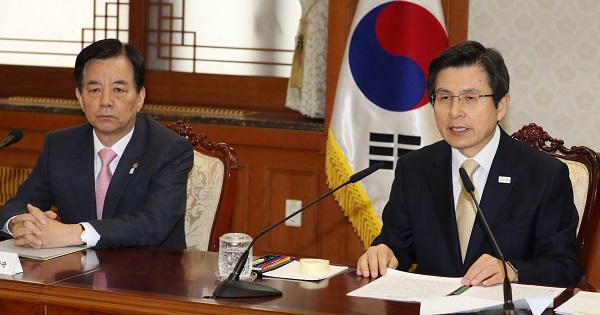 Acting President and Prime Minister Hwang Kyo-ahn (right) speaks during a meeting with Cabinet ministers at the central government complex in Seoul on April 20, 2017. (Yonhap)