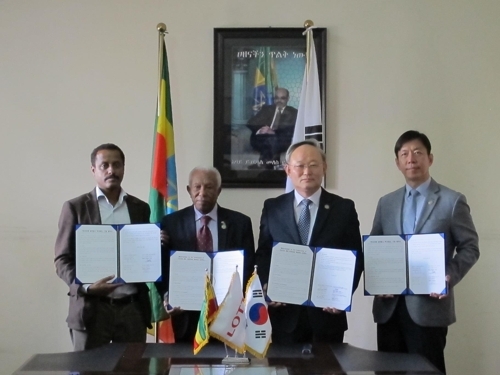 Hwang Woo-ung (2nd from right), South Korea's deputy defense minister for welfare, poses for a photo with Abate Sitotaw (left), deputy mayor of Addis Ababa; Melese Tessema (2nd from left), president of the Ethiopian Korean War Veterans Association; and Lee Suk-hwan, senior managing director of Lotte Group, after signing an agreement to construct a community center in the Ethiopian capital on April 20, 2017. (Ministry of National Defense)