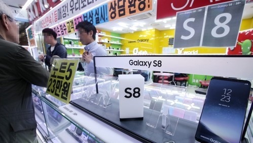 Samsung Electronics Co.'s Galaxy S8 smartphone is displayed at a Seoul-based retail shop in this photo taken on April 21, 2017. (Yonhap)