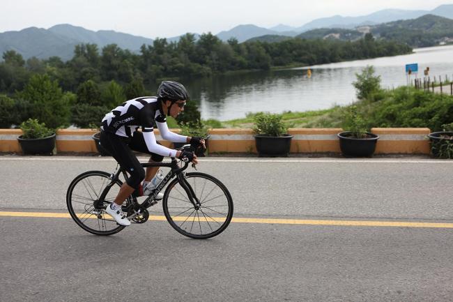 Ho Sung-hyun bikes downhill. (Bak Se-hwan/The Korea Herald)