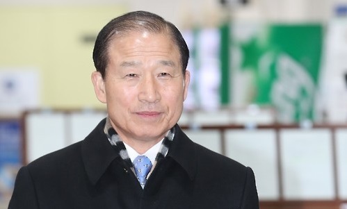 Jung Ok-keun, chief of Naval Operations from 2008 to 2010, arrives at the Seoul Central District Court in the capital to stand trial over bribery allegations. (Yonhap)