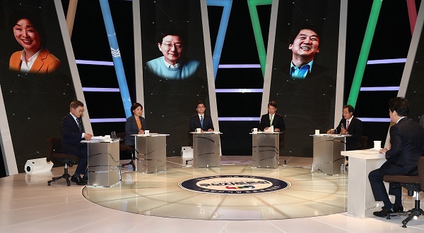 Five leading candidates for the May 9 presidential election attend a joint debate forum at a TV station in Seoul on April 28, 2017. (Yonhap)