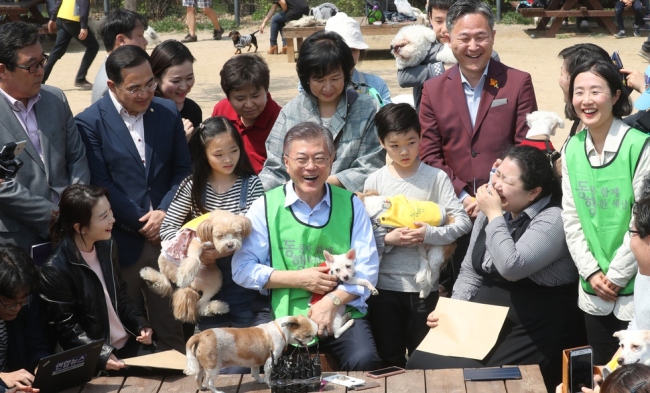 Moon Jae-in talks with pet owners and supporters of animal rights groups at an animal park in Seoul on April 15. (Yonhap)