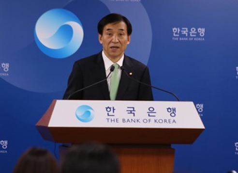 Bank of Korea Gov. Lee Ju-yeol speaks during a press conference at the central bank building in Seoul on April 13, 2017, after a monthly policy meeting. (Yonhap)