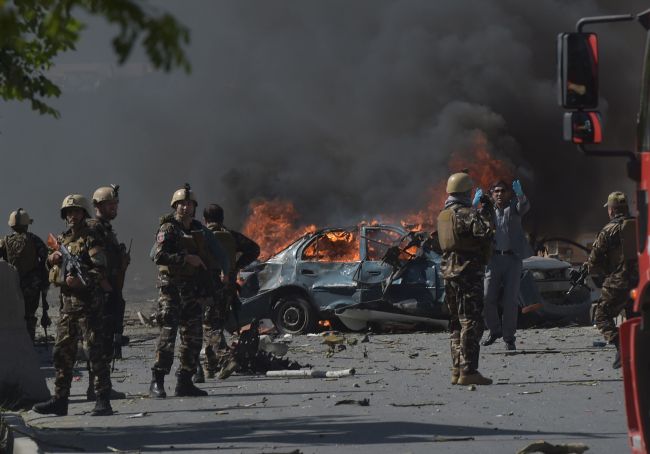 Afghan security forces personnel are seen at the site of a car bomb attack in Kabul on May 31, 2017. (AFP-Yonhap)