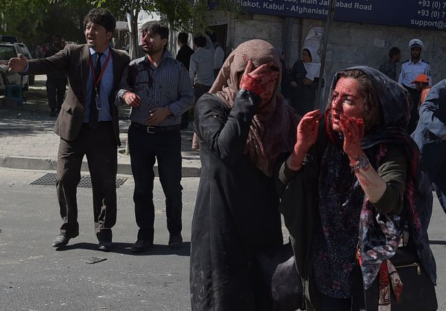 Wounded Afghan women and men gesture at the site of a car bomb attack in Kabul on May 31, 2017. (AFP-Yonhap)