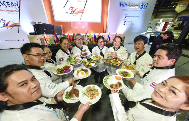 Ten celebrity chefs from ASEAN showcase their national delicacies at the ASEAN Culinary Festival 2017 at Coex in Seoul on Friday. (ASEAN-Korea Center)