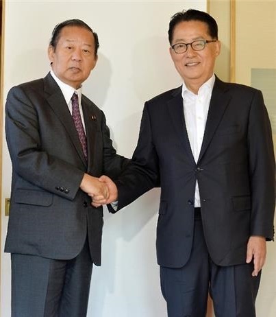 Toshihiro Nikai (left), chief of the General Council of Japan`s ruling Liberal Democratic Party, meets Park Jie-won, floor leader of the minor opposition People`s Party, at a Seoul hotel in this file photo dated May 2, 2016. (Yonhap)