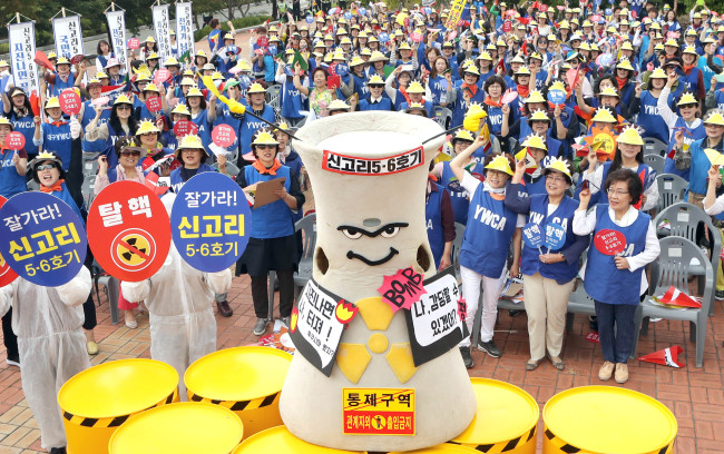 Civic groups stage protest in Busan demanding the government to order halt on construction of Shin Kori No.5 and No.6. (Yonhap)