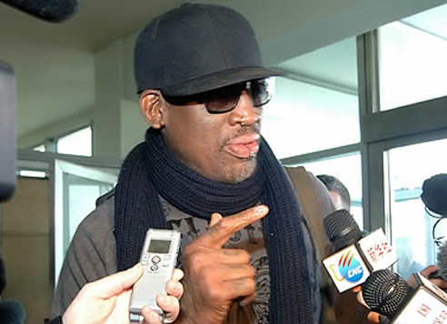 This photo unveiled by North Korea's state news agency on March 1, 2013, shows NBA Hall of Famer Dennis Rodman surrounded by reporters at an airport in Pyongyang. (For Use Only in the Republic of Korea. No Redistribution) (Yonhap)