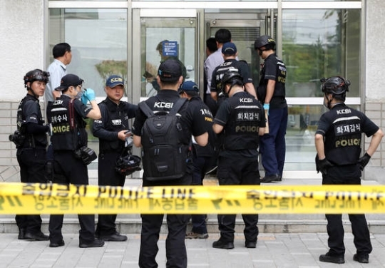 Police have cordoned off the site of a suspected parcel bomb attack at Yonsei University in western Seoul on June 13, 2017. (Yonhap)