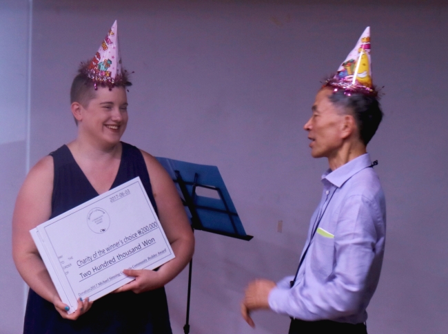 Sarah Elizabeth Hale receives the Michael Simning Community Builder Award on June 3. (Courtesy of Gwangju International Center GIC Talk team)