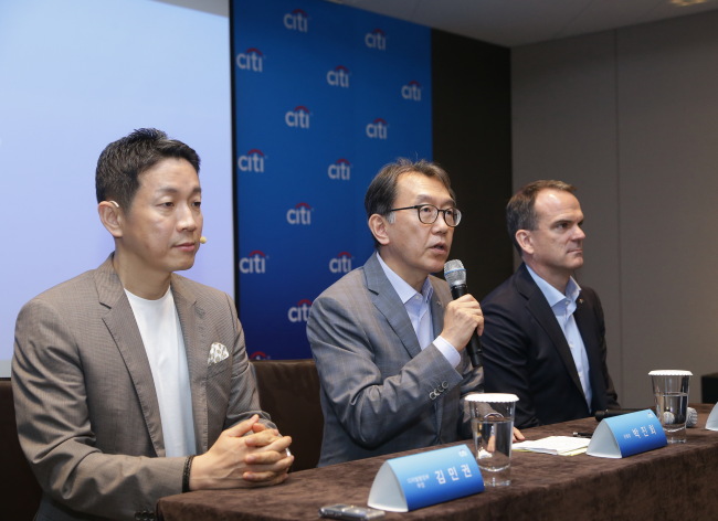 ONLINE BANKING UPGRADE -- Citibank Korea CEO and Citi country officer Park Jin-hei (center) on Thursday speaks on a platform for internet banking services, poised to launch Monday. The unveiled banking service would not require a user to prepare certificate verification nor Active-X, and be compatible with many web browsers including Chrome and Safari. During the event, Park also reconfirmed the bank has no plans for layoffs or exit from Korea in response to lingering speculation sparked by the bank’s April decision to shut 80 percent of branches. (Citibank Korea)