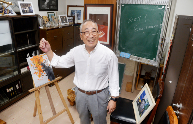 KAIST professor emeritus Kim Yang-han poses at his office at KAIST in Daejeon on June 7, prior to his interview with The Korea Herald. (Park Hyun-koo/The Korea Herald)