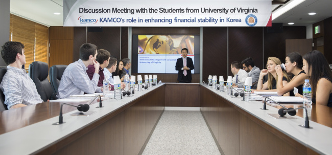 Students and faculty members from University of Virginia, including professor Robert Webb, attend a lecture on resolving nonperforming loans, a part of knowledge-sharing programs at the KAMCO headquarters in Busan on May 19. (KAMCO)