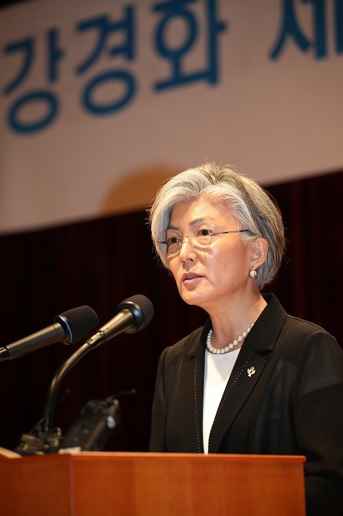 Foreign Minister Kang Kyung-wha delivers her inauguration speech in Seoul on June 19, 2017. (Yonhap)