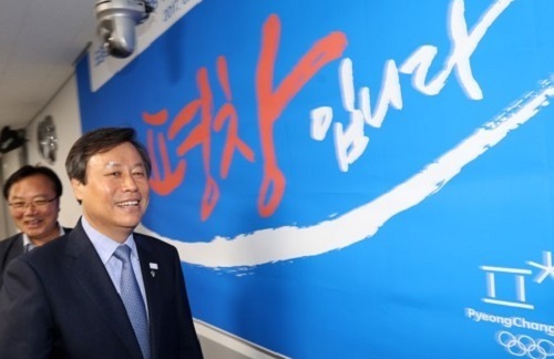 Do Jong-hwan, minister of culture, sports and tourism, enters the headquarters of the 2018 PyeongChang Winter Olympics organizing committee in PyeongChang, Gangwon Province, on June 20, 2017. (Yonhap)