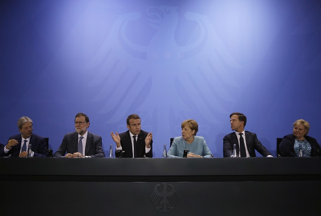 Italian Prime Minister Paolo Gentiloni, Spain`s Prime Minister Mariano Rajoy, France`s President Emmanuel Macron, German Chancellor Angela Merkel, Mark Rutte, Prime Minister of the Netherlands, and Norway`s Prime Minister Erna Solberg, from left, attend a press conference after a gathering of European leaders on the upcoming G-20 summit in the chancellery in Berlin, Germany, Thursday, June 29, 2017. (AP-Yonhap)