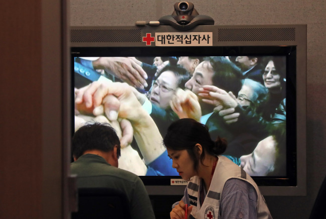 A separated family reunion applicant corrects his information at the headquarters of South Korea’s Red Cross in Seoul on Monday. (Yonhap)