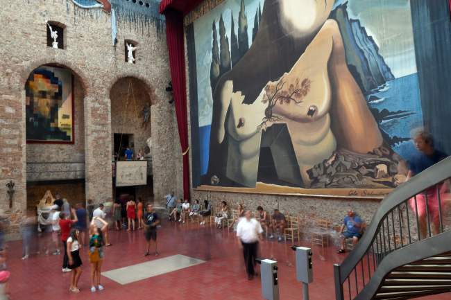 Visitors walk around Salvador Dali's tomb inside the Teatre-Museu Dali (Theatre-Museum Dali) in Figueras on July 18, 2017 ahead of the exhumation of the artist's remains. (AFP-Yonhap)