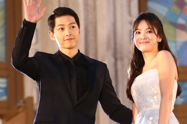Song Joong-ki (left) and Song Hye-kyo wave to fans at the Baeksang Arts Awards ceremony in Seoul on June 3, 2016. (Yonhap)