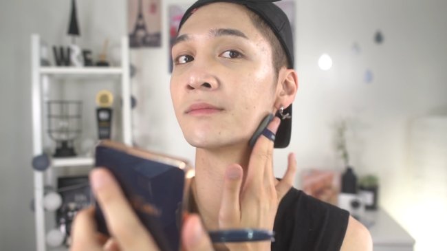 Avila testing and reviewing a Korean makeup product. (Edward Avila/YouTube)