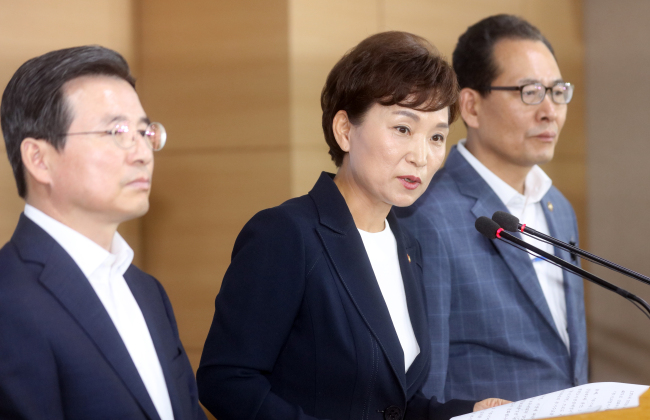 Land, Infrastructure and Transport Minister Kim Hyun-mee (center) speaks during a press conference at the government office building in Seoul on Wednesday, on ways to stabilize the overheated real estate market. (Yonhap)