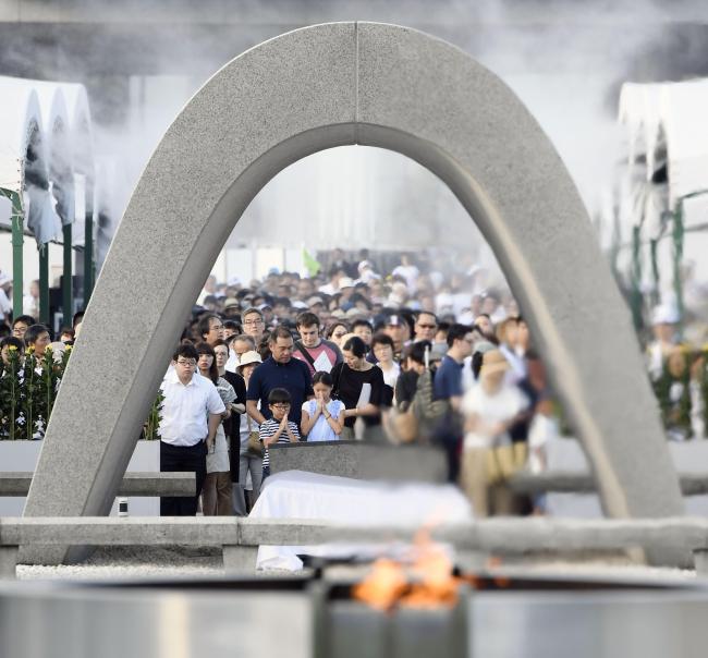 People gather on Sunday to remember the victims of A-bomb 72 years ago in Hiroshima. (Yonhap)