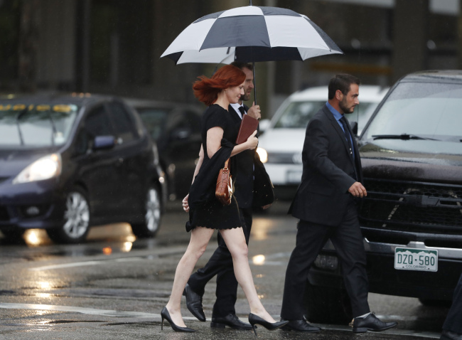 Tree Paine, publicist for pop singer Taylor Swift, walks back to a hotel after attending the jury selection phase in a civil trial in federal court, Monday, Aug. 7, 2017, in Denver, to determine whether a radio host groped the pop singer. (AP-Yonhap)