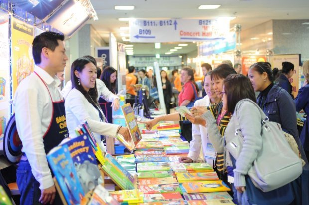 Conference delegates look at teaching materials at a previous KOTESOL International Conference (Dylan Michael Goldby)