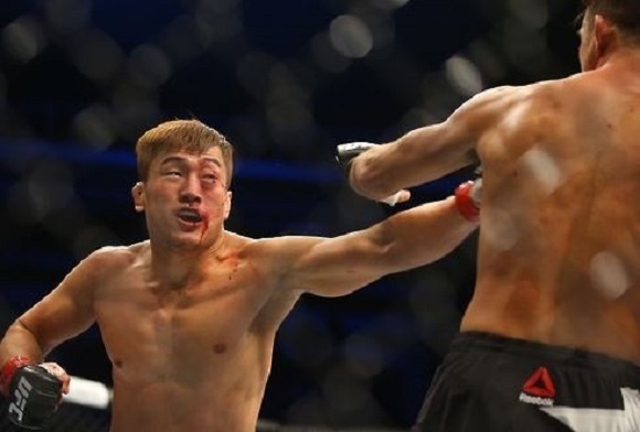 In this file photo, taken on Nov. 28, 2015, South Korean mixed martial arts fighter Bang Tae-hyun (L) lands a punch on Leo Kuntz of the United States during their lightweight bout at the UFC Fight Night 79 at Olympic Gymnastics Arena in Seoul. (Yonhap)